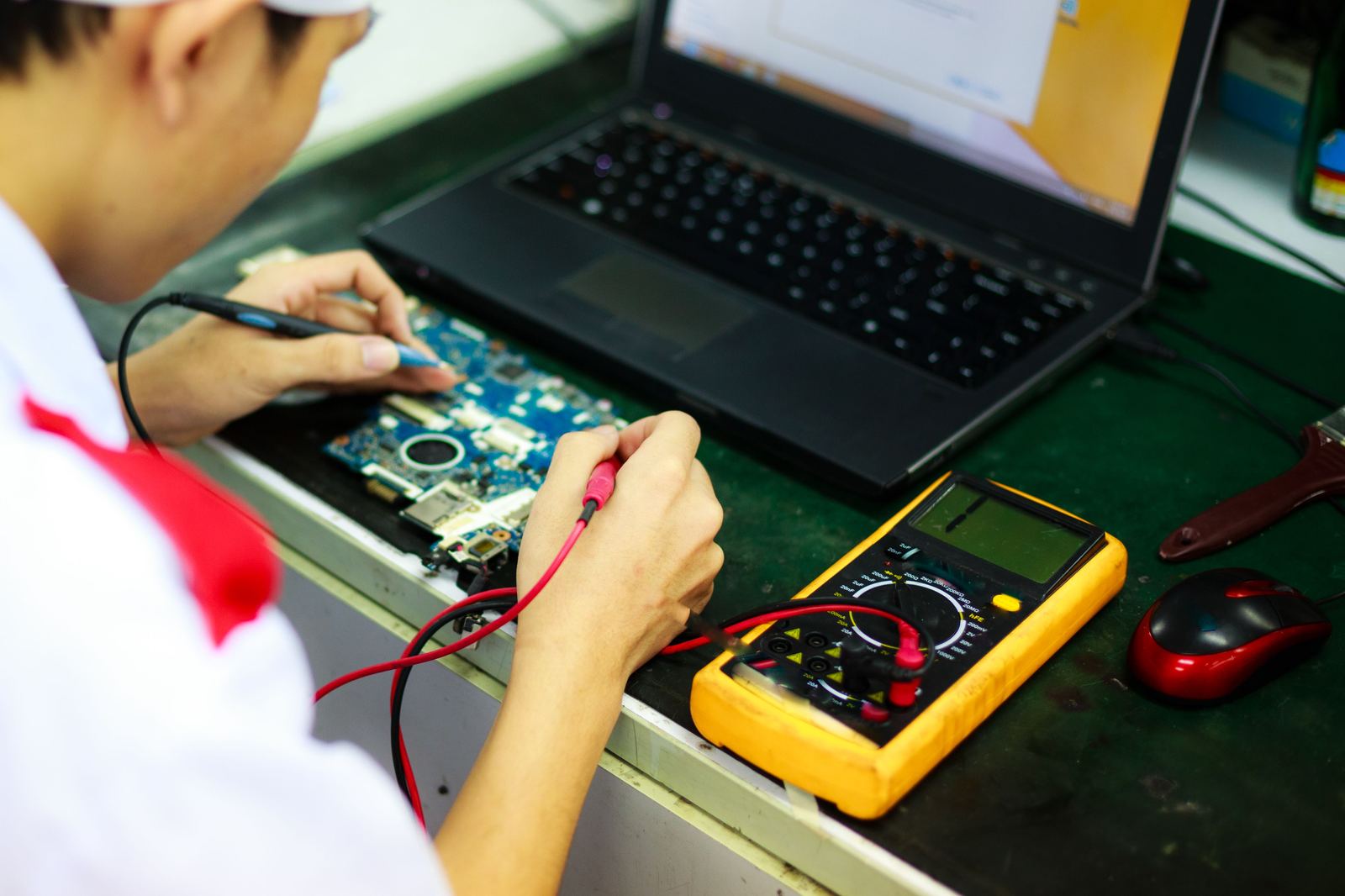 Técnico consertando placa de circuito